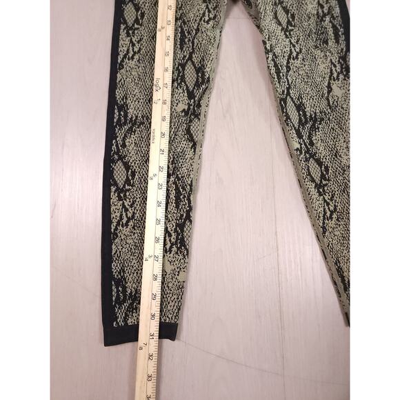 “Fabletics Star Legging M – Snake Print • High-Rise • Sculpting Activewear” - Picture 4 of 9